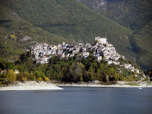 foto di Castel di Tora Castel di Tora
