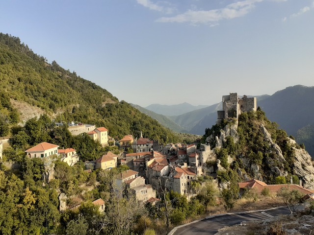 foto di Castelvecchio di Rocca Barbena Castelvecchio di Rocca Barbena